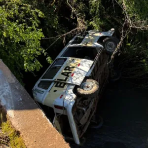 Kombi com alunos de SC capota e cai dentro de rio; veja imagens | Foto: CBMSC/Reprodução