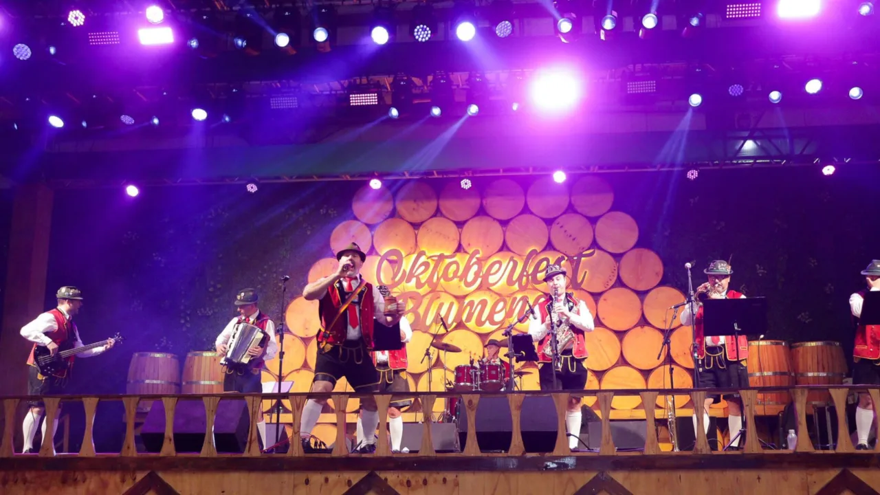 Brasil e Argentina brindam juntos em noite histórica na 40ª Oktoberfest Blumenau