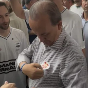 Jorginho Mello cola adesivo do MDB
