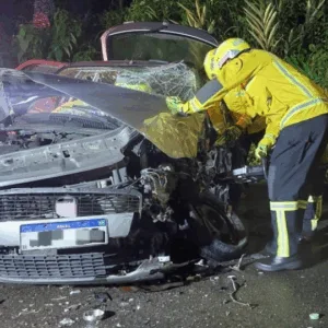 Grave colisão entre carro e ônibus deixa motorista preso às ferragens em SC | Imagens: Corpo de Bombeiros Militar de Blumenau