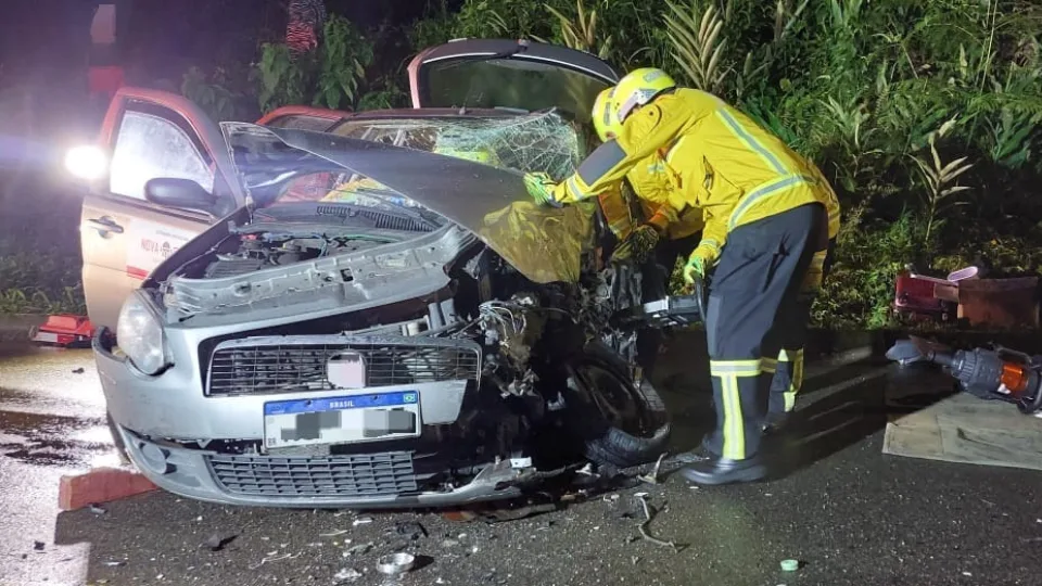 Grave colisão entre carro e ônibus deixa motorista preso às ferragens em SC | Imagens: Corpo de Bombeiros Militar de Blumenau Grave colisão entre carro e ônibus deixa motorista preso às ferragens em SC | Imagens: Corpo de Bombeiros Militar de Blumenau