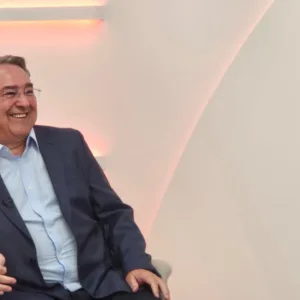 Ex-governador Raimundo Colombo comenta polarização na política e declara apoio a João Rodrigues em 2026