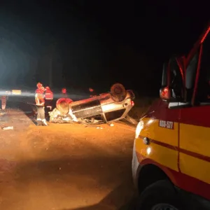 Carro capota com quatro ocupantes que fogem antes da chegada dos bombeiros em SC | Imagem: Corpo de Bombeiros de SC