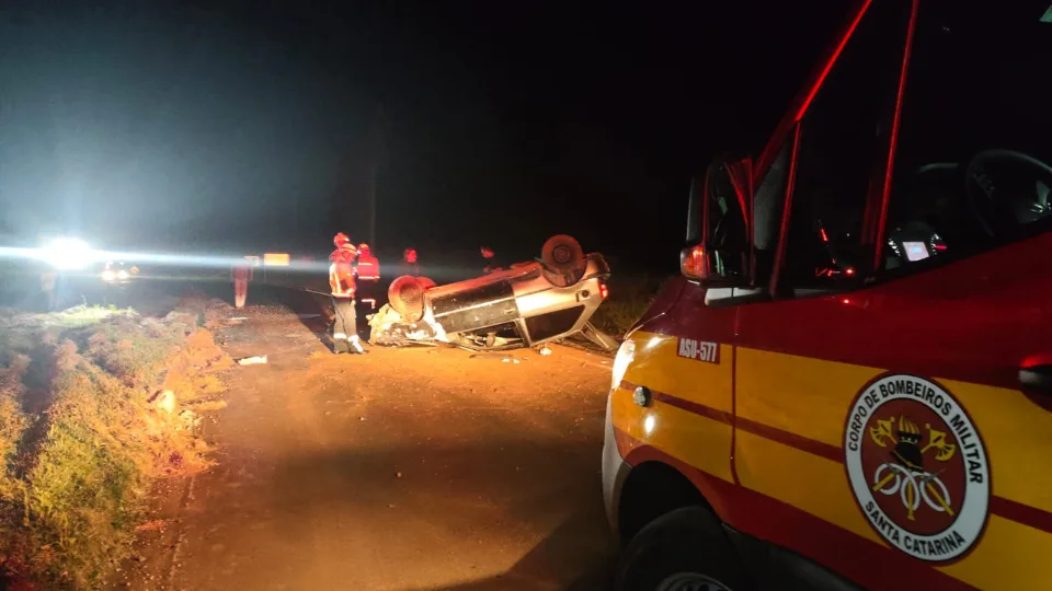 Carro capota com quatro ocupantes que fogem antes da chegada dos bombeiros em SC | Imagem: Corpo de Bombeiros de SC Carro capota com quatro ocupantes que fogem antes da chegada dos bombeiros em SC | Imagem: Corpo de Bombeiros de SC