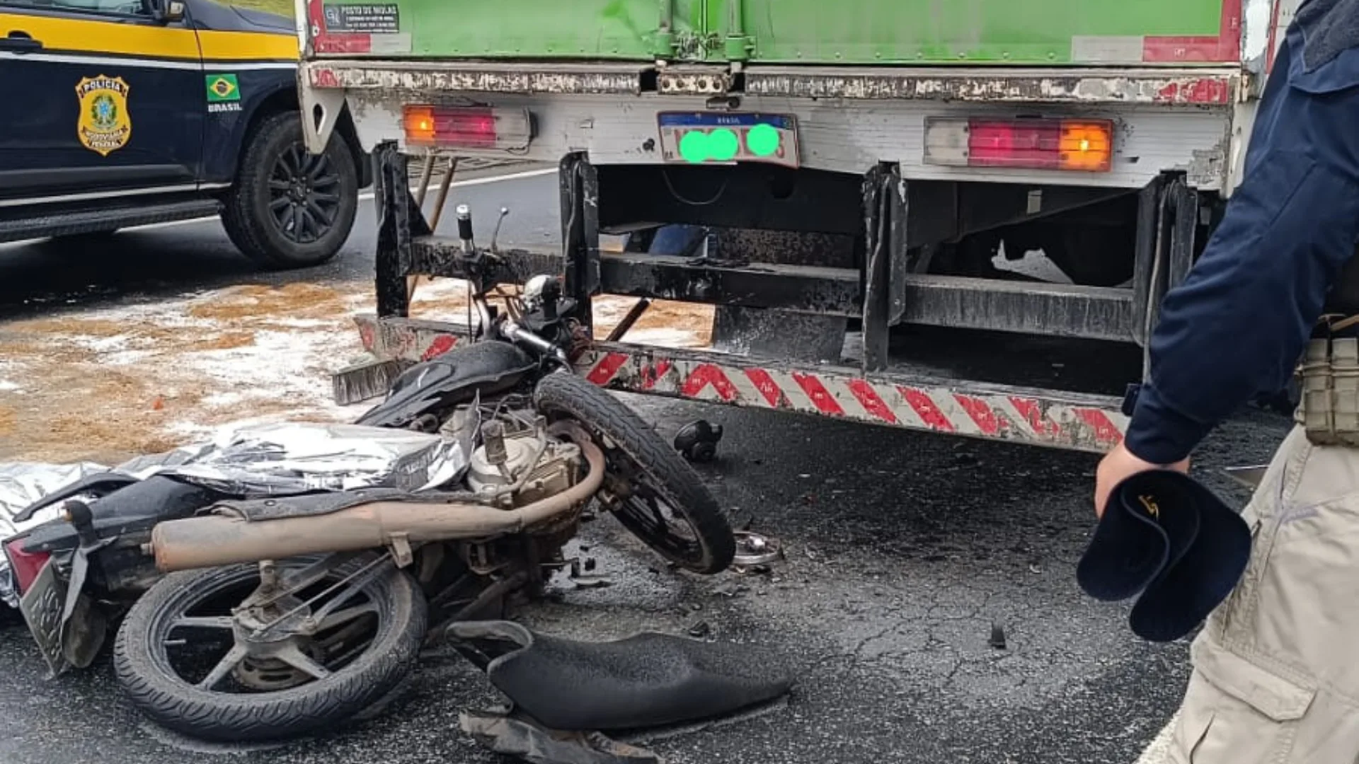 URGENTE: Motociclista morre em colisão com caminhão na BR-470 em SC | Imagem: Bombeiros Voluntários de Ilhota URGENTE: Motociclista morre em colisão com caminhão na BR-470 em SC | Imagem: Bombeiros Voluntários de Ilhota