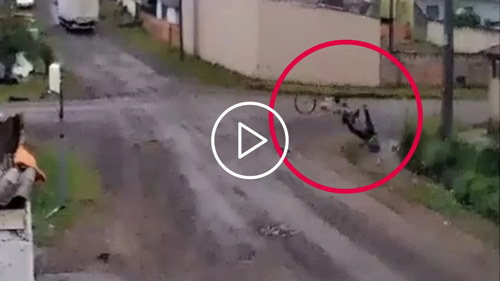 VÍDEO: idoso é arrastado e ‘sai voando’ após caminhão enroscar em fio na Serra de SC | Foto: Conselhos de Lageano/Reprodução