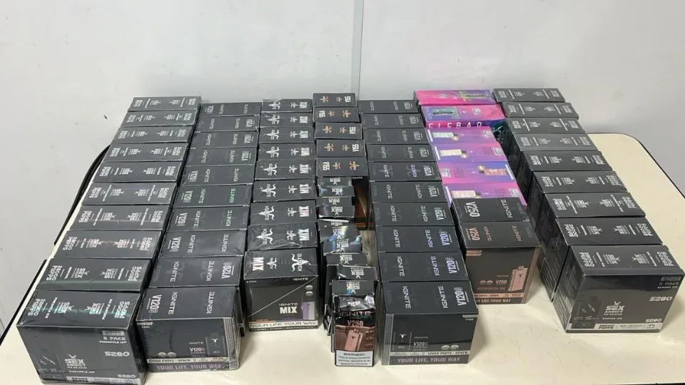 Jovem é preso em SC com mais de 300 cigarros eletrônicos no terminal rodoviário | Imagem: Polícia Militar de Blumenau