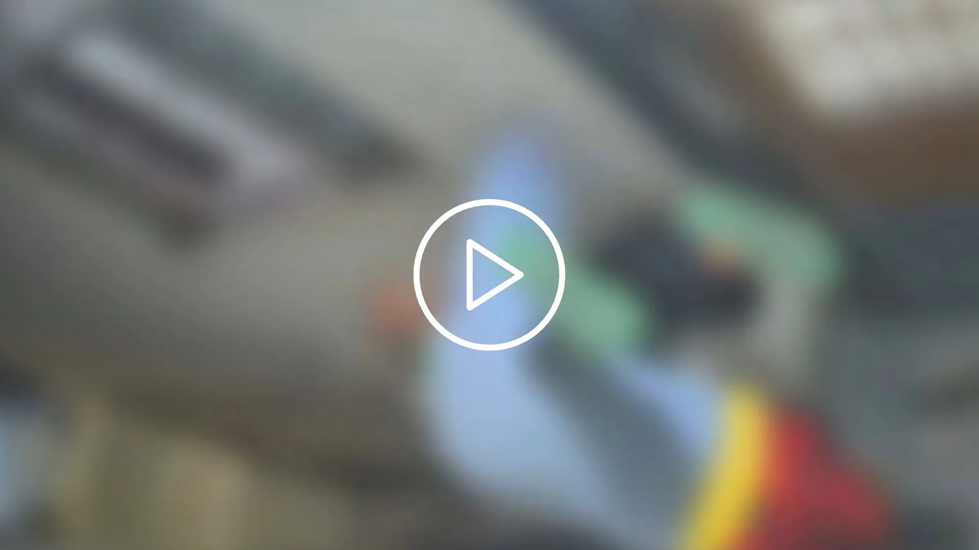 Vídeo chocante mostra idoso sendo jogado de segundo andar de prédio | Foto: Redes sociais/Reprodução