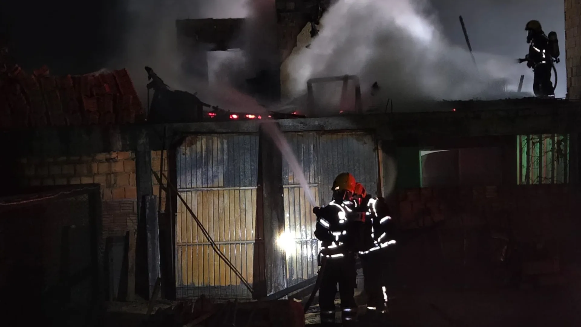 Três residências são atingidas por incêndio na Grande Florianópolis | Imagem: Corpo de Bombeiros de SC