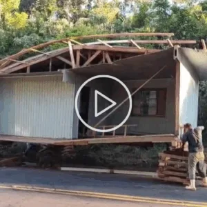 Casa cai de caminhão e provoca série de acidentes em SC | Imagem: Guarda Municipal/Reprodução