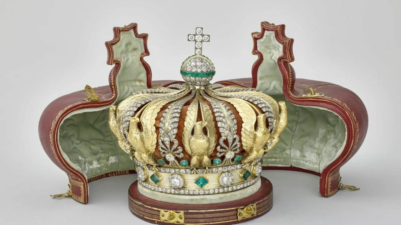 Roubo no Museu do Louvre: ladrões levam joias raríssimas em ação relâmpago