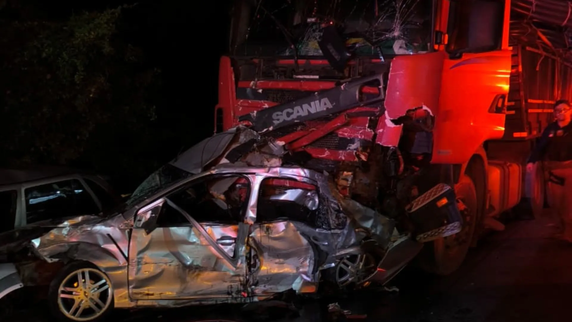Imagens impressionantes! Grave acidente na BR-101 deixa uma pessoa morta e 11 feridas em SC | Imagem: Corpo de Bombeiros de SC Imagens impressionantes! Grave acidente na BR-101 deixa uma pessoa morta e 11 feridas em SC | Imagem: Corpo de Bombeiros de SC