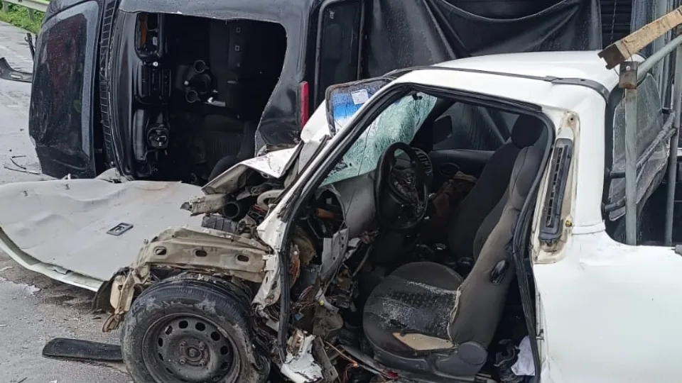 Grave acidente deixa dois motoristas feridos em estado grave em SC; veja imagens | Imagem: Bombeiros Voluntários de Ilhota Grave acidente deixa dois motoristas feridos em estado grave em SC; veja imagens | Imagem: Bombeiros Voluntários de Ilhota