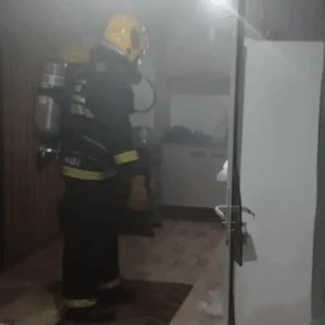 Homem fica ferido após incêndio atingir kitnet em SC | Imagem: Corpo de Bombeiros de SC