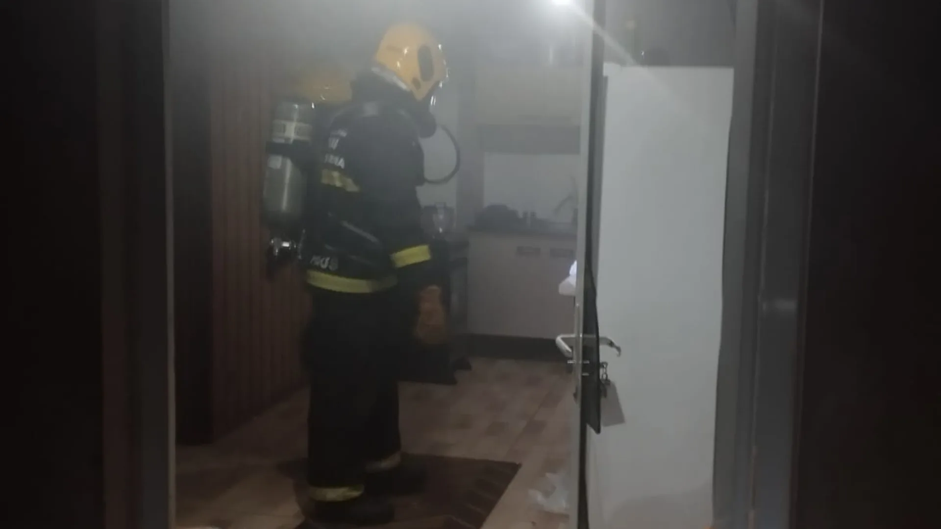 Homem fica ferido após incêndio atingir kitnet em SC | Imagem: Corpo de Bombeiros de SC Homem fica ferido após incêndio atingir kitnet em SC | Imagem: Corpo de Bombeiros de SC