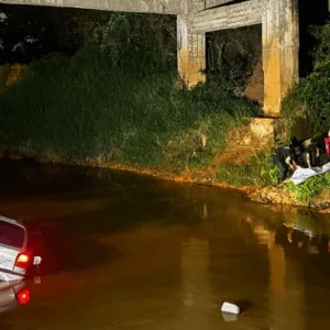 Motorista morre após carro cair de ponte e parar dentro de rio em SC | Imagem: Corpo de Bombeiros de SC