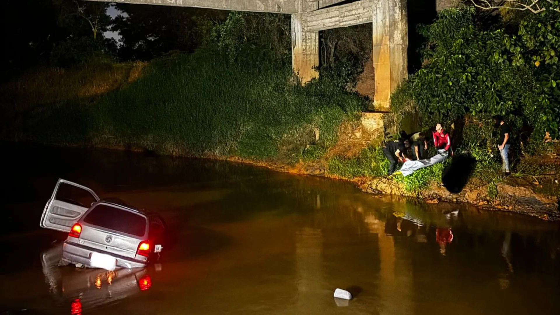 Motorista morre após carro cair de ponte e parar dentro de rio em SC | Imagem: Corpo de Bombeiros de SC Motorista morre após carro cair de ponte e parar dentro de rio em SC | Imagem: Corpo de Bombeiros de SC