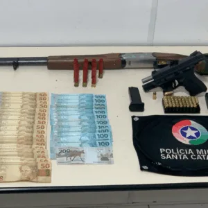 Homem armado é preso após 'apontar' arma contra guarnição da PM em SC | Imagem: Polícia Militar de SC