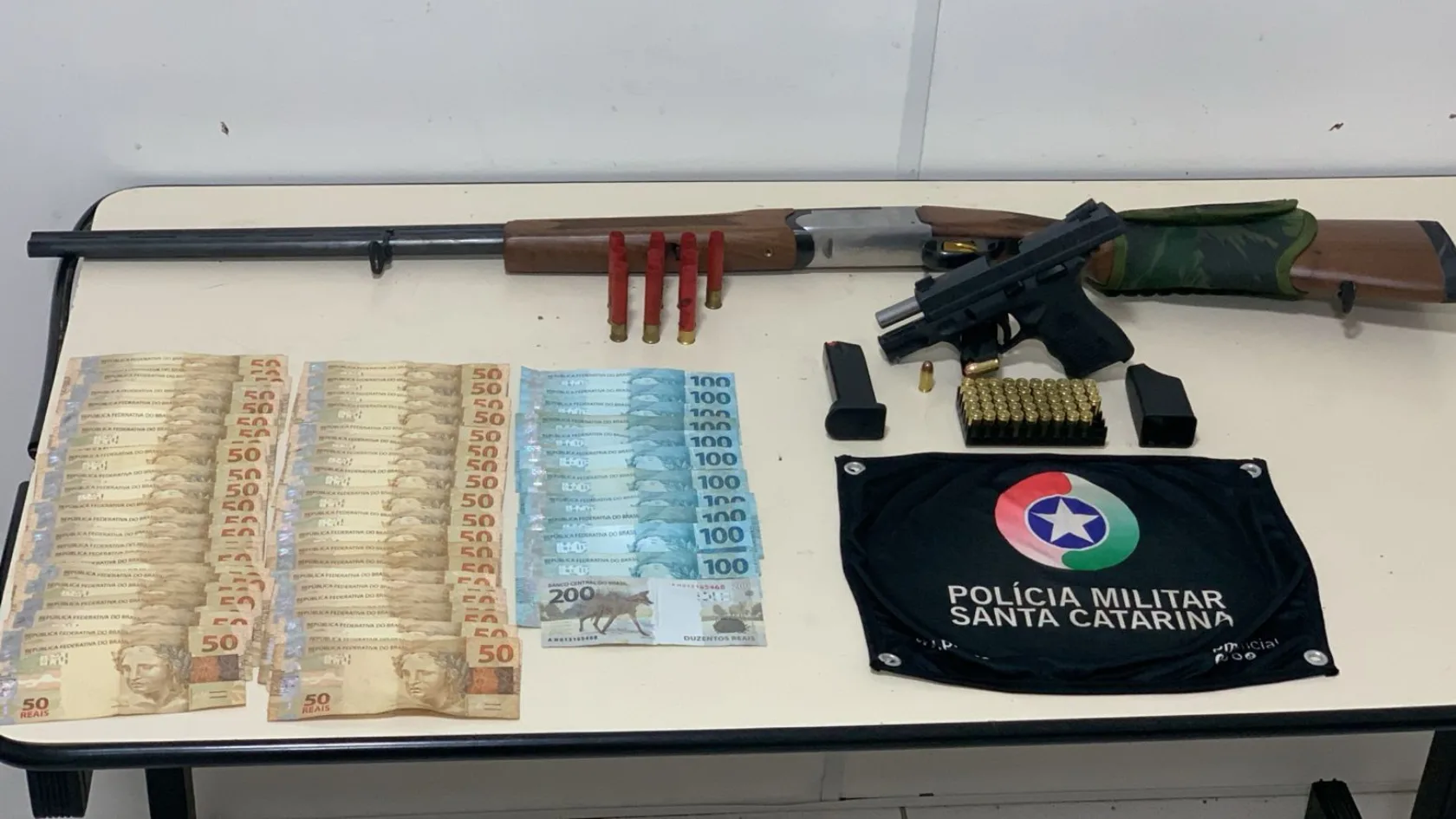 Homem armado é preso após ‘apontar’ arma contra guarnição da PM em SC | Imagem: Polícia Militar de SC Homem armado é preso após ‘apontar’ arma contra guarnição da PM em SC | Imagem: Polícia Militar de SC