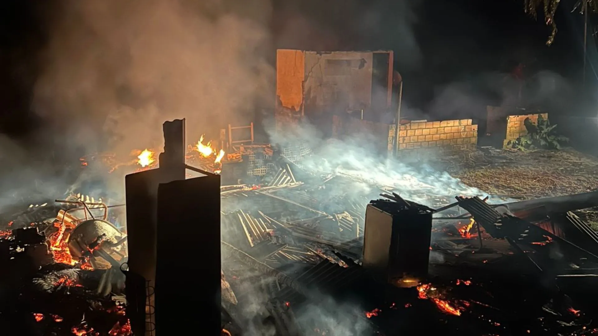 Jovem morre carbonizado após incêndio em residência na Serra de SC | Foto: CBMSC/Reprodução