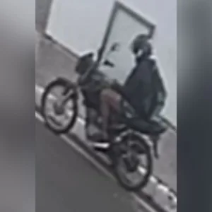 Vídeo flagra homem em SC mexendo nas partes íntimas e chamando crianças
