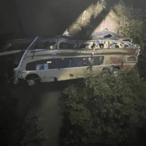 Ônibus cai de ponte e deixa 9 mortos e 29 feridos; veja imagens  |  Imagem: SBT News/Divulgação