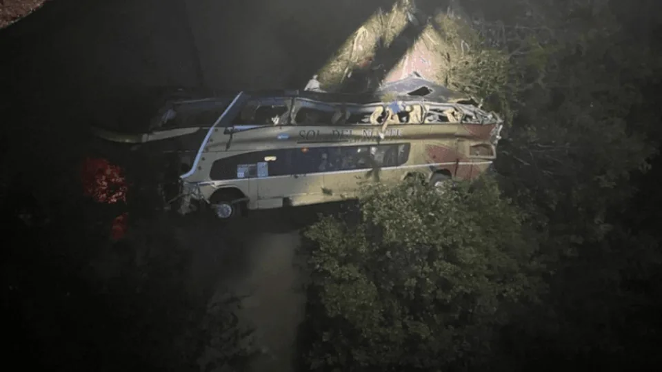 Ônibus cai de ponte e deixa 9 mortos e 29 feridos; veja imagens  |  Imagem: SBT News/Divulgação Ônibus cai de ponte e deixa 9 mortos e 29 feridos; veja imagens  |  Imagem: SBT News/Divulgação