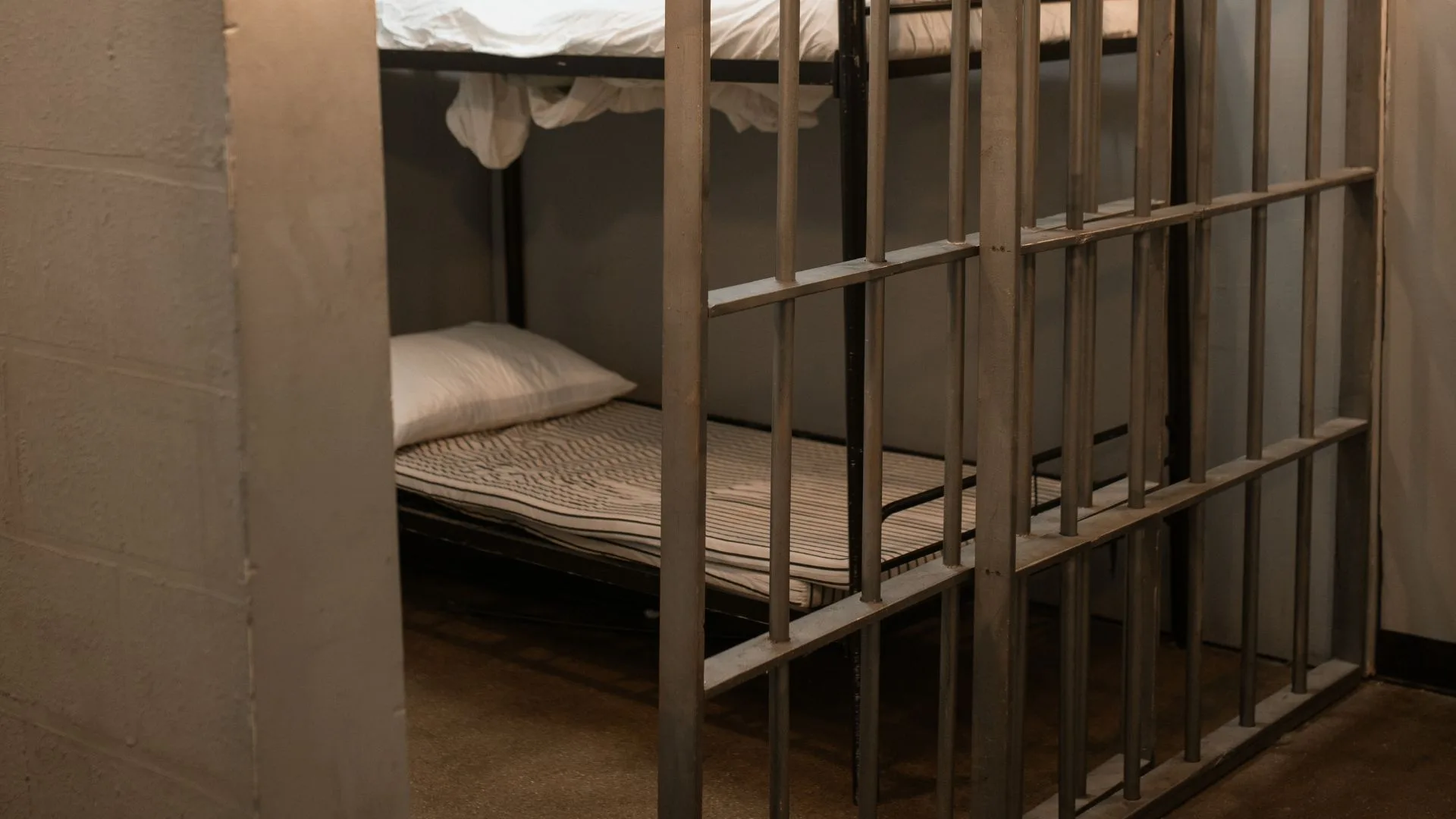 Veja o que se sabe sobre o caso de sexo entre policial e cinco detentos em cela | Foto: Banco de Imagens/Reprodução