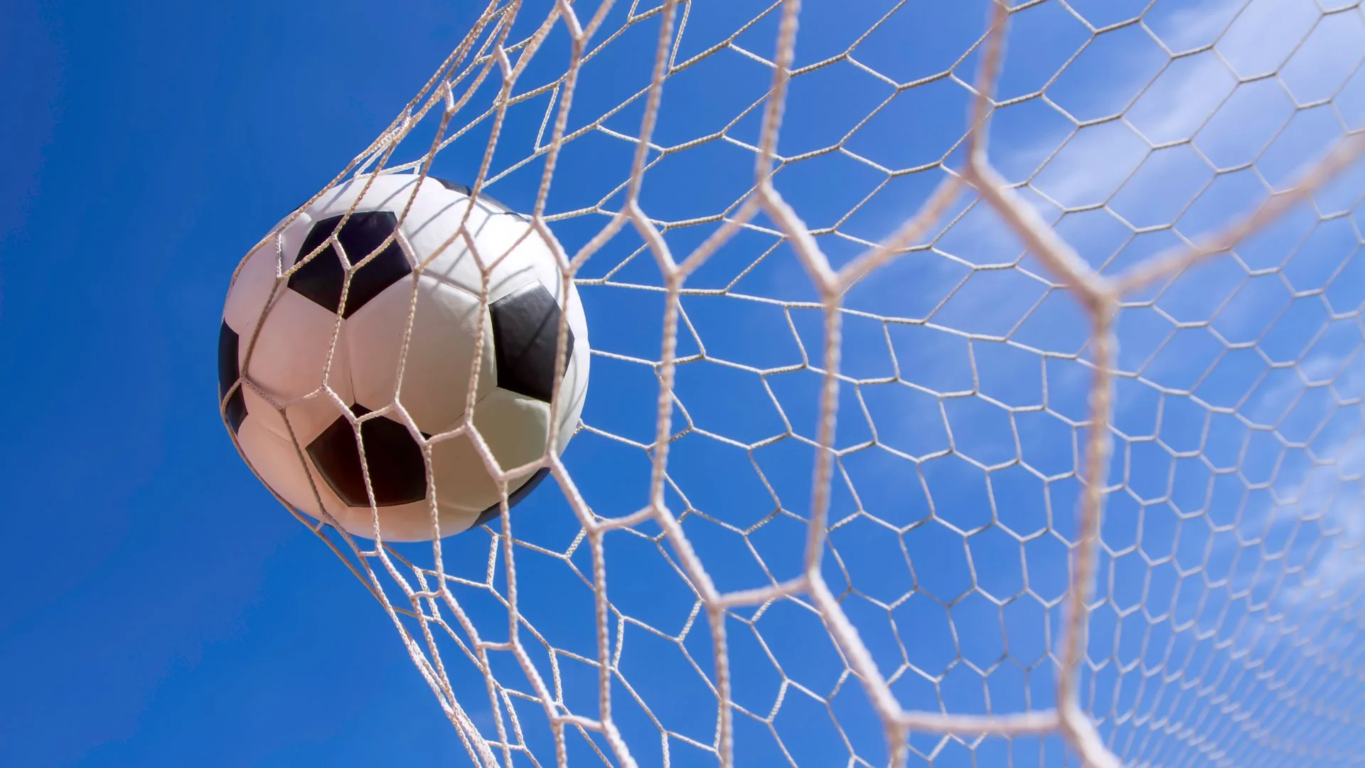 Mirassol surpreende, Palmeiras goleia e Santos vence o clássico na retomada do Brasileirão Série A.| Foto: Banco de imagens Canva. Mirassol surpreende, Palmeiras goleia e Santos vence o clássico na retomada do Brasileirão Série A.| Foto: Banco de imagens Canva.