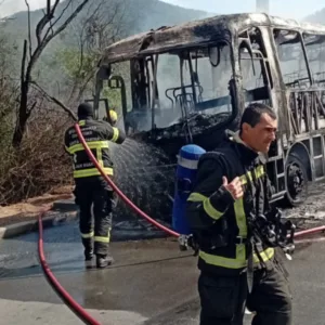 Homem morre carbonizado após acidente com ônibus em Florianópolis | Foto: PMRv/Reprodução