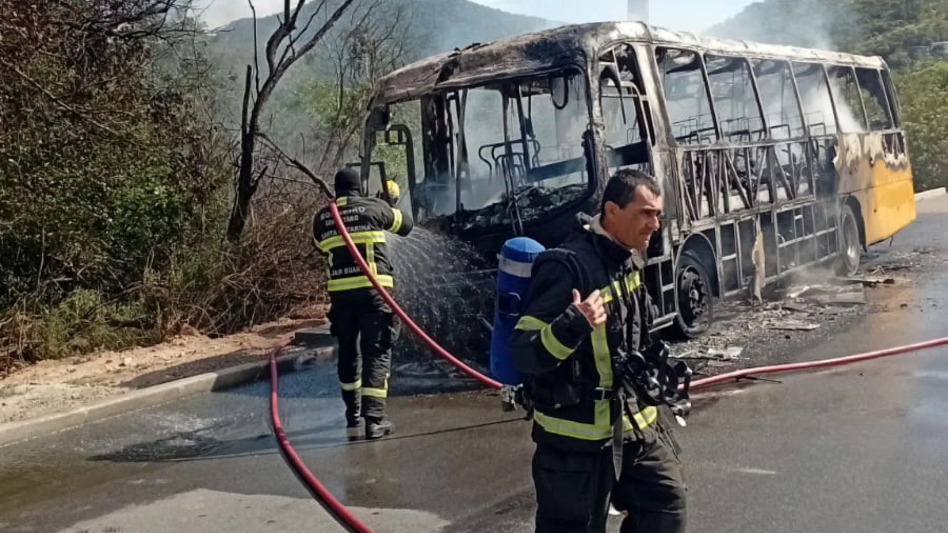 Homem morre carbonizado após acidente com ônibus em Florianópolis | Foto: PMRv/Reprodução