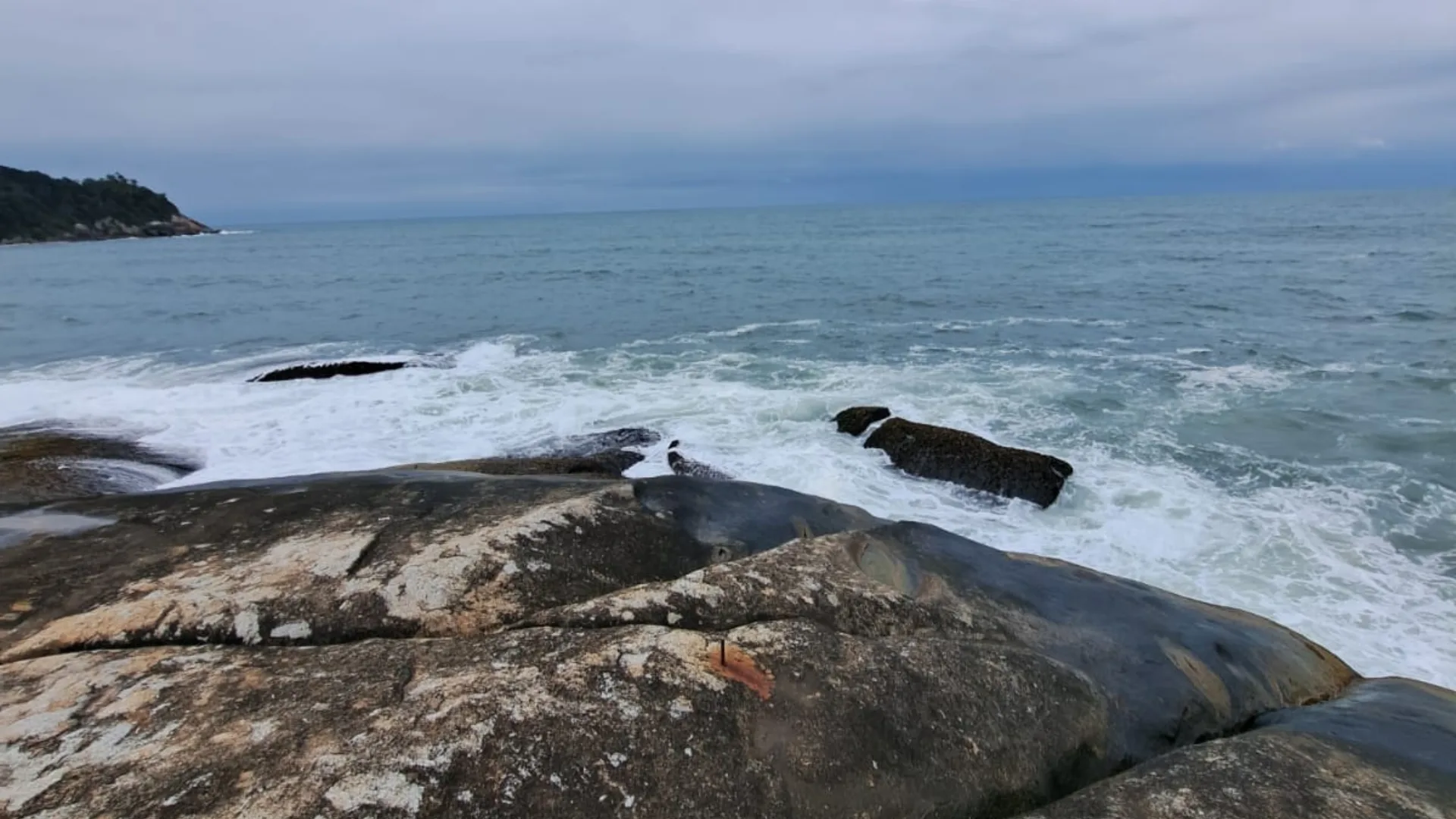 Pescador é salvo por surfista após cair em mar de SC | Imagem: Corpo de Bombeiros de SC