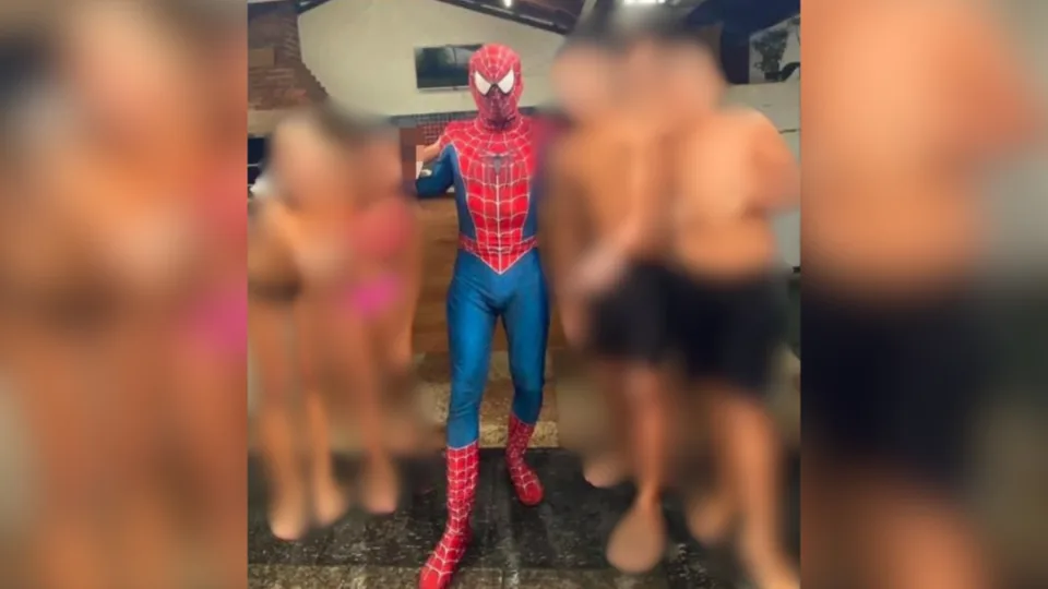 Animador de festas infantis é preso suspeito de abusar de crianças |  Imagem: Reprodução/SBT News