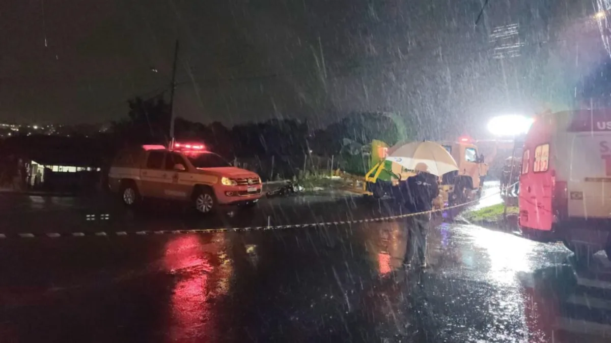 Motociclista morre ao ser atingido por caminhão de coleta de lixo em SC | Foto: Gionei Argenta/ClicRDC Motociclista morre ao ser atingido por caminhão de coleta de lixo em SC | Foto: Gionei Argenta/ClicRDC