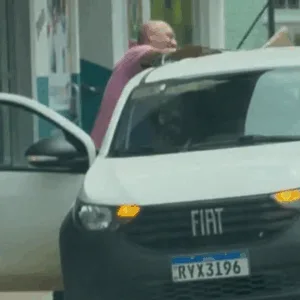 Imagem mostra intendente da Vila Itoupava, Norberto Ramalho utilizando carro oficial para transportar um morador que havia comprado um fogão. | Imagem: Cedido ao SCC10