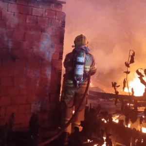 Casa é totalmente destruída pelo fogo em comunidade rural de Santa Catarina | Imagem: Corpo de Bombeiros de SC
