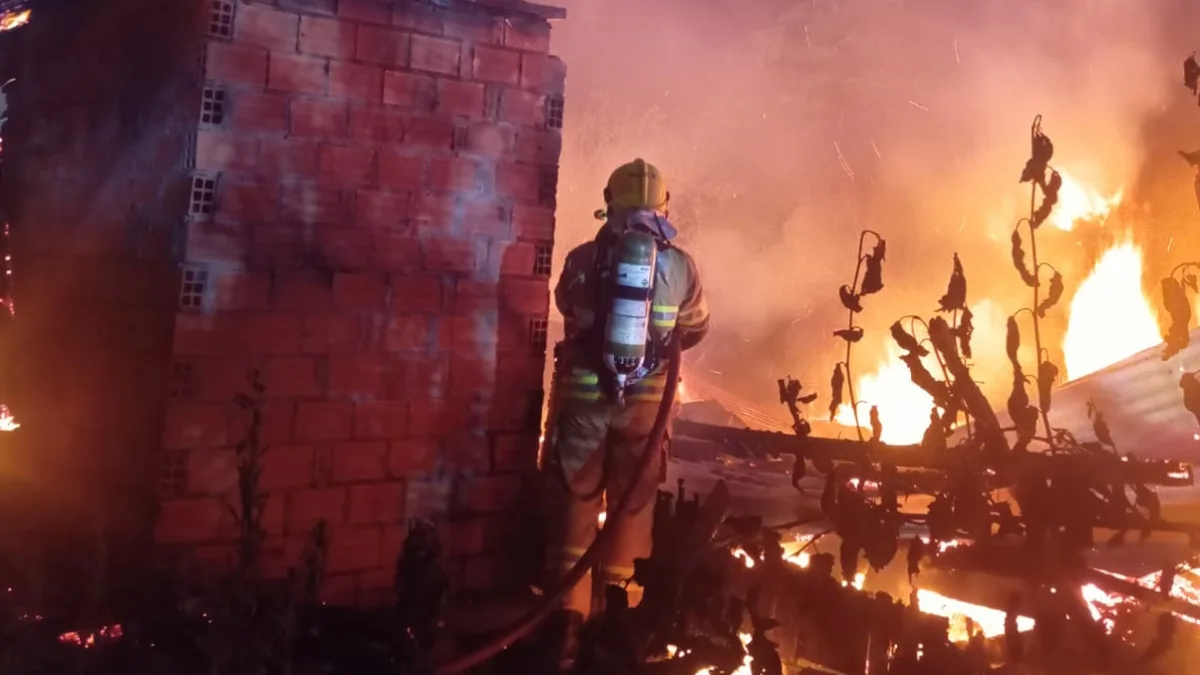 Casa é totalmente destruída pelo fogo em comunidade rural de Santa Catarina | Imagem: Corpo de Bombeiros de SC