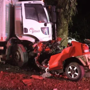 Imagens fortes! Grave acidente na BR-470 em SC deixa carro 'irreconhecível' e três mortos | Imagem: CBMSC/Guincho Marquinhos