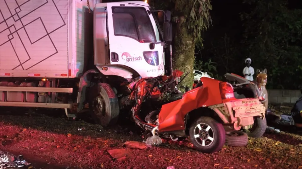 Imagens fortes! Grave acidente na BR-470 em SC deixa carro ‘irreconhecível’ e três mortos | Imagem: CBMSC/Guincho Marquinhos