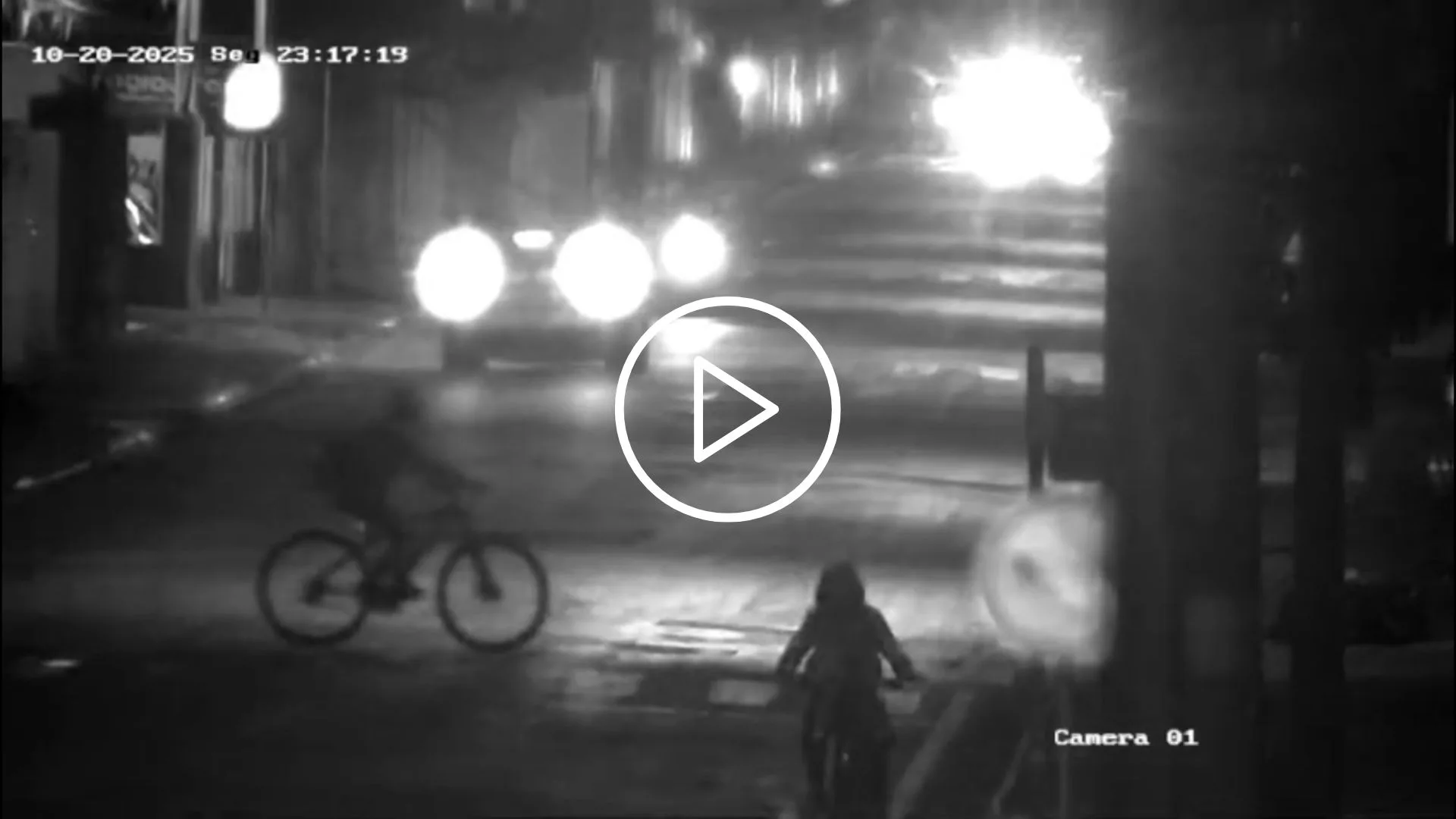 Imagens mostram acidente violento em SC que matou motociclista | Foto: Itajaí Extra Notícias/Reprodução Imagens mostram acidente violento em SC que matou motociclista | Foto: Itajaí Extra Notícias/Reprodução