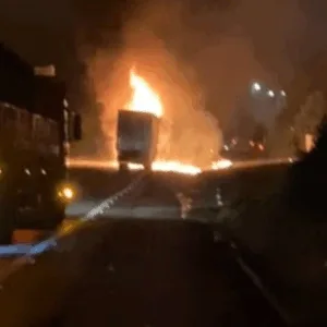 Colisão entre carretas provoca incêndio e deixa motorista gravemente ferido na BR-101; veja vídeo