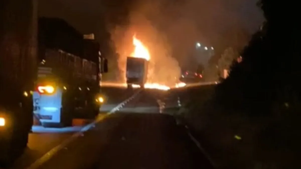Colisão entre carretas provoca incêndio e deixa motorista gravemente ferido na BR-101; veja vídeo Colisão entre carretas provoca incêndio e deixa motorista gravemente ferido na BR-101; veja vídeo