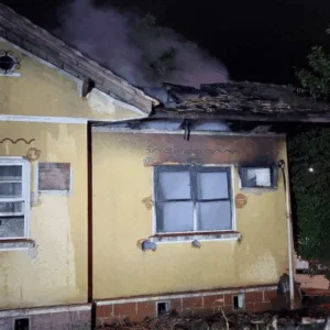Incêndio atinge residência abandonada durante a madrugada em Blumenau | Imagem: Corpo de bombeiros de SC