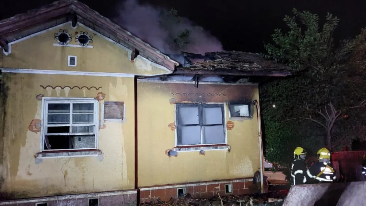 Incêndio atinge residência abandonada durante a madrugada em Blumenau | Imagem: Corpo de bombeiros de SC Incêndio atinge residência abandonada durante a madrugada em Blumenau | Imagem: Corpo de bombeiros de SC