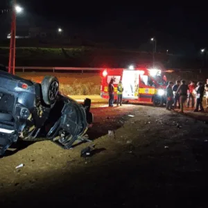 Motorista é arremessado para fora do carro e morre após capotamento em SC | Imagem: Corpo de Bombeiros de SC