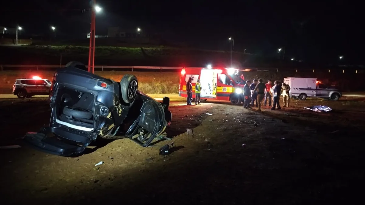 Motorista é arremessado para fora do carro e morre após capotamento em SC | Imagem: Corpo de Bombeiros de SC Motorista é arremessado para fora do carro e morre após capotamento em SC | Imagem: Corpo de Bombeiros de SC