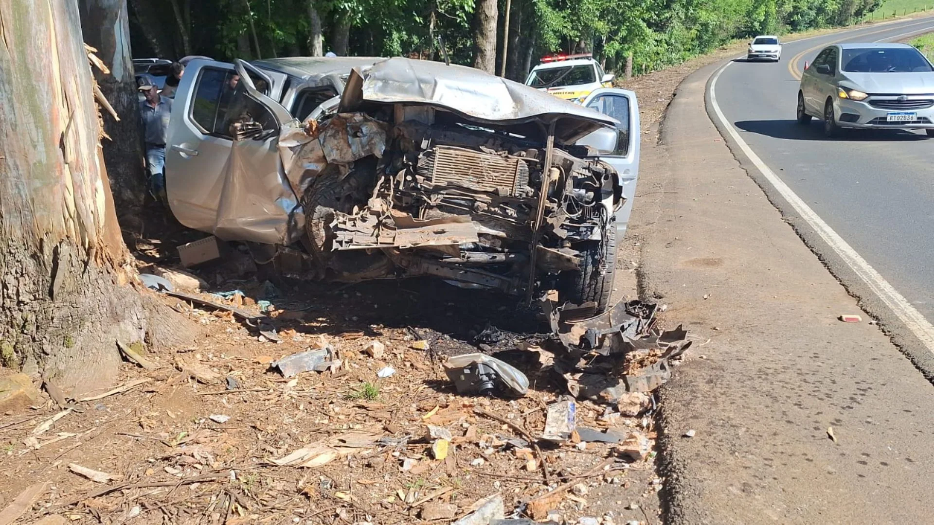 Veículo fica irreconhecível após bater em duas árvores em pequena cidade de SC | Foto: PMRv/Reprodução Veículo fica irreconhecível após bater em duas árvores em pequena cidade de SC | Foto: PMRv/Reprodução