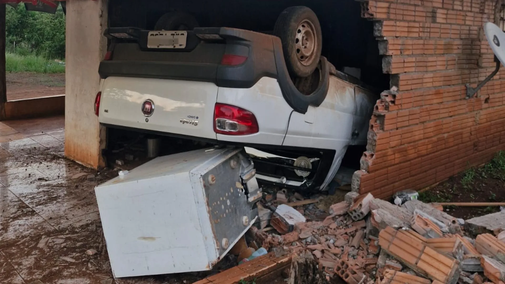 Jovem furta carro em frente a CTG, capota veículo e acaba preso em SC | Imagem: Polícia Militar de SC