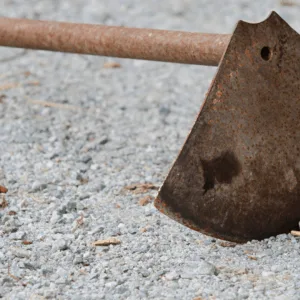Homem escapa da morte após ser atacado com enxada em SC | Imagem: Canva/ Ilustrativa