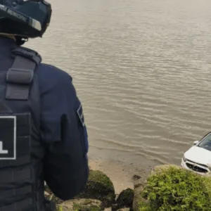 Carro cai no mar após motorista perder o controle na Beira-Mar em Florianópolis | Imagem: Guarda Municipal de Florianópolis